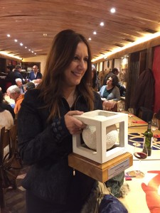 Dolores Redondo, con la escultura que representa el premio Periodistas de Navarra