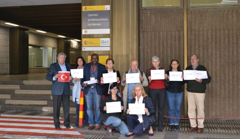 Periodistas y trabajadores del Centro Internacional de Prensa se suman a la acción solidaria con sus colegas encarcelados en Turquía. Entre ellos (2ª, 4ª y 5ª, de izquierda a derecha, en la fila delantera), el secretario general y la presidenta de la FAPE, Jesús Picatoste y Elsa González, y el miembro del Comité Ejecutivo de la FIP, Paco Audije.