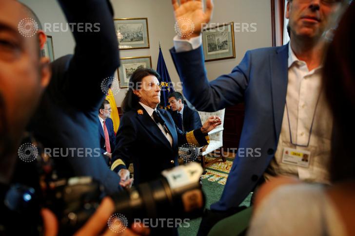 Members of the media are escorted out as Spain's acting Prime Minister Mariano Rajoy (L) and Spain's Socialist Party (PSOE) leader Pedro Sanchez sit before their meeting at Spanish parliament in Madrid, Spain August 2, 2016. REUTERS/Susana Vera