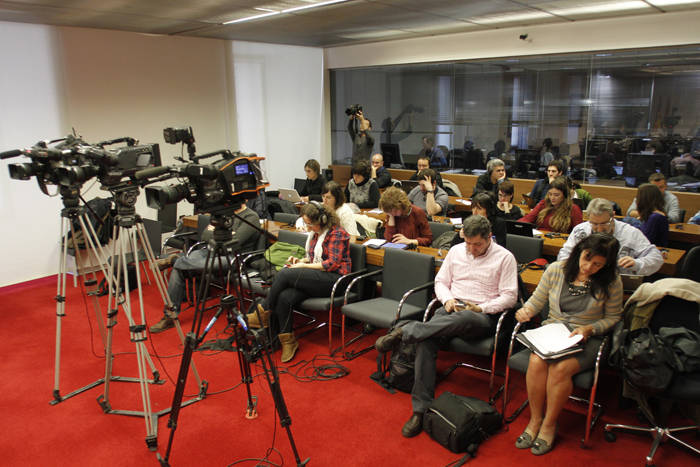 Periodistas siguiendo una comisión de investigación. (Patxi Cascante)